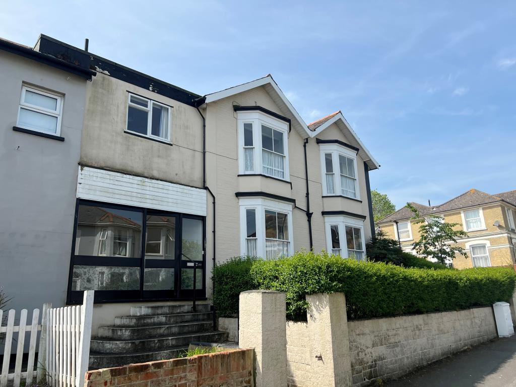 Lot: 85 - TOWN CENTRE SIX-BEDROOM HOUSE WITH POTENTIAL - Front view of this double fronted home